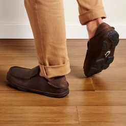 OluKai Moloā - Dark Wood / Dark Java -Olukai Shop 10128 6348 102 M Moloa DkwDkj Web Opt