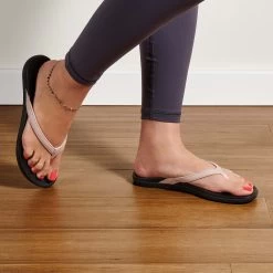 OluKai Ho‘ōpio - Petal Pink Metallic / Black -Olukai Shop 20294 NK40 102 W Ho Opio PepmBlk Web Opt