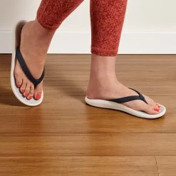 OluKai Pī‘oe - Trench Blue / Mist Grey -Olukai Shop 20443 DEDW 102 W Pi oe TrbMgr Web Opt