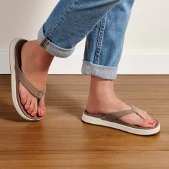 OluKai Nu‘a Pi‘o - Warm Taupe 9 OluKai Nu‘a Pi‘o - Warm Taupe -Olukai Shop 20445 WMWM 102 W Nu aPi o WmtpWmtp Web Opt