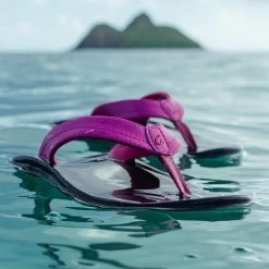 OluKai ‘Ohana - Orchid Flower / Black 13 OluKai ‘Ohana - Orchid Flower / Black -Olukai Shop Ohana OrchidFlower galleryimage 04