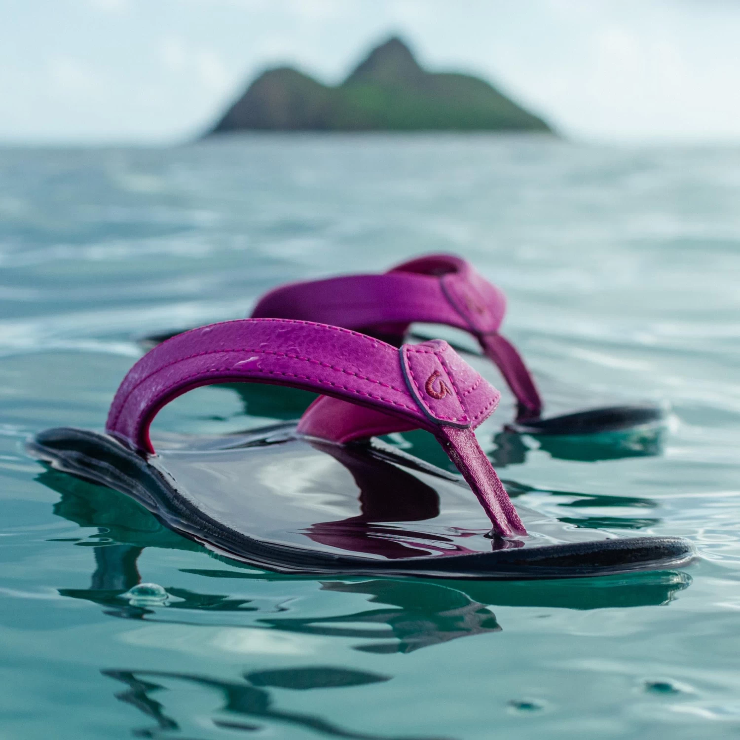 OluKai ‘Ohana - Orchid Flower / Black 6 OluKai ‘Ohana - Orchid Flower / Black - Image 6